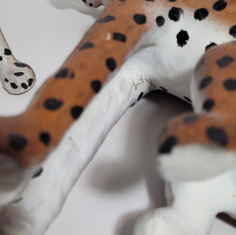 Pair of Regal Cheetah Statues RARE repaired - Picture 9 of 14